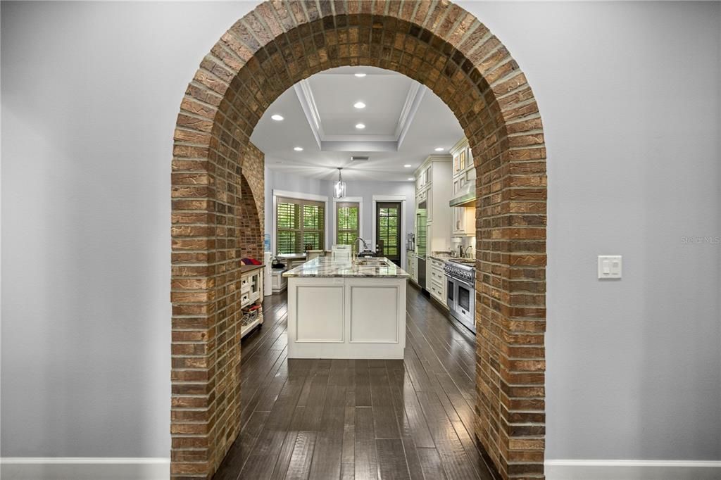 待售: $2,000,000 (4 贝兹, 3 浴室, 5825 平方英尺)