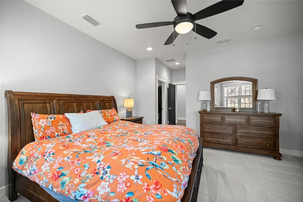 待售: $2,000,000 (4 贝兹, 3 浴室, 5825 平方英尺)