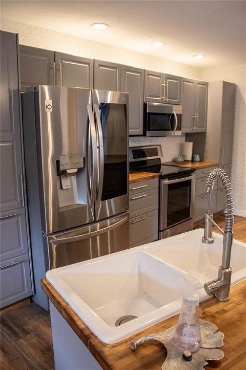 For Sale: $449,000 (3 beds, 3 baths, 1875 Square Feet)