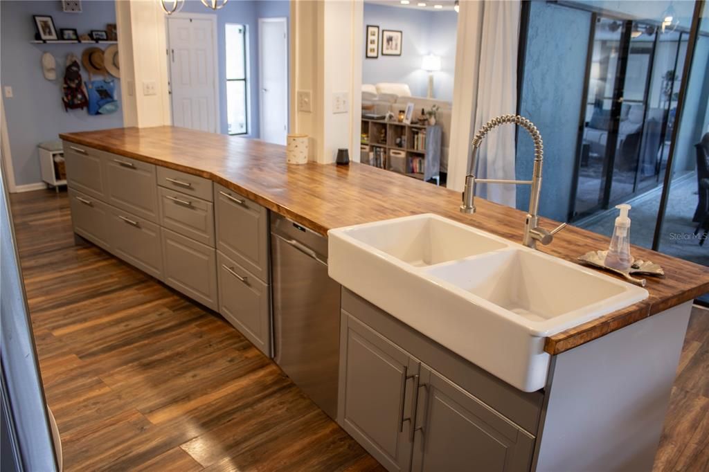 For Sale: $449,000 (3 beds, 3 baths, 1875 Square Feet)