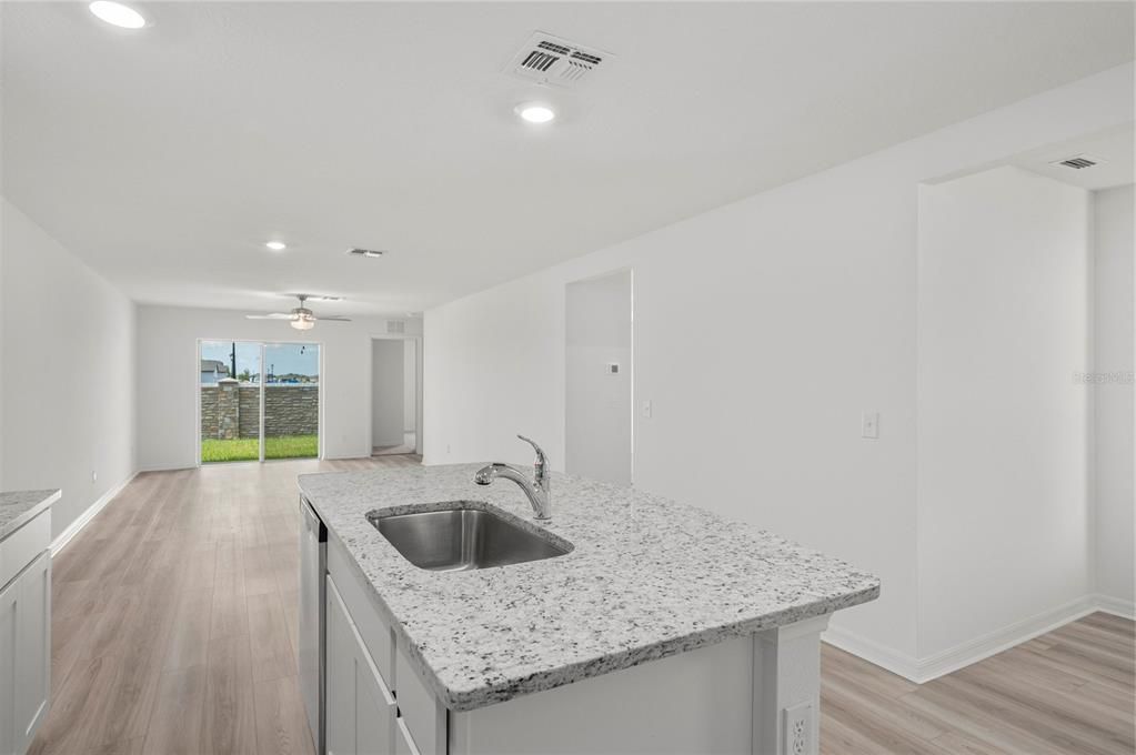 Activo con contrato: $300,900 (3 camas, 2 baños, 1403 Pies cuadrados)