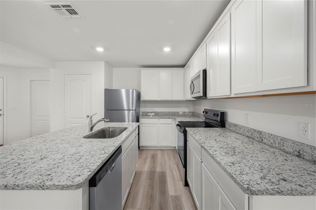 Activo con contrato: $300,900 (3 camas, 2 baños, 1403 Pies cuadrados)