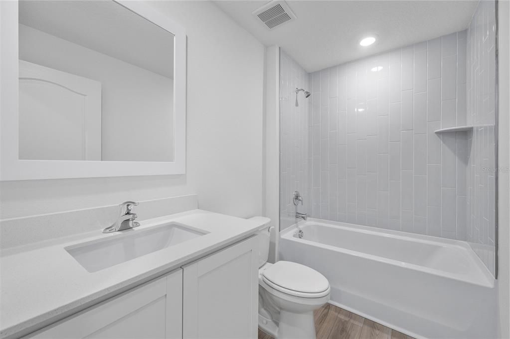 Activo con contrato: $300,900 (3 camas, 2 baños, 1403 Pies cuadrados)