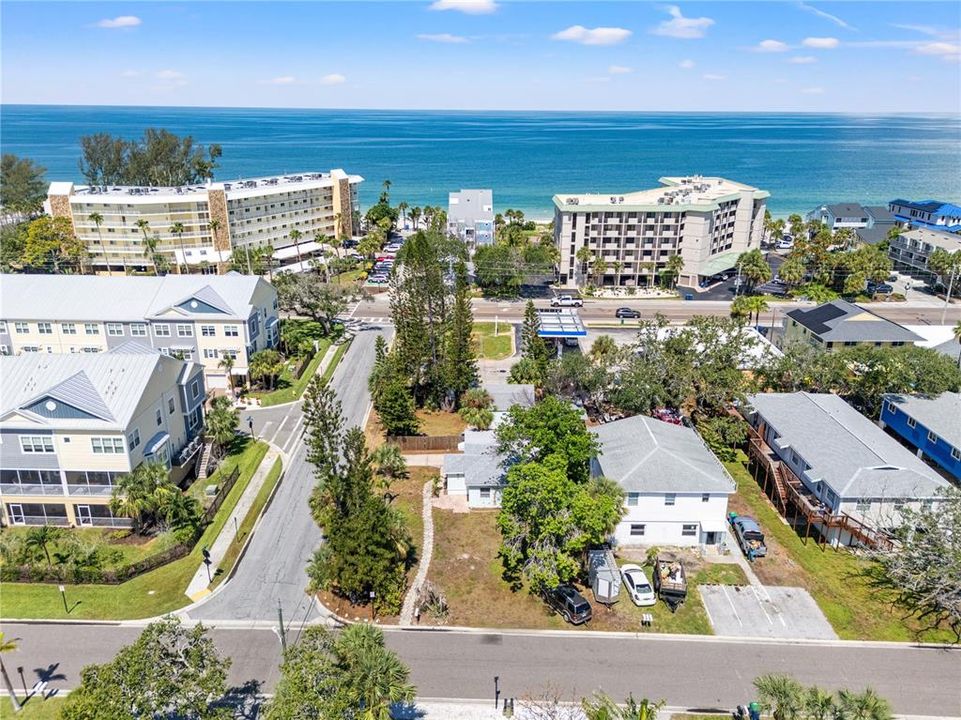 На продажу: $700,000 (0.17 acres)