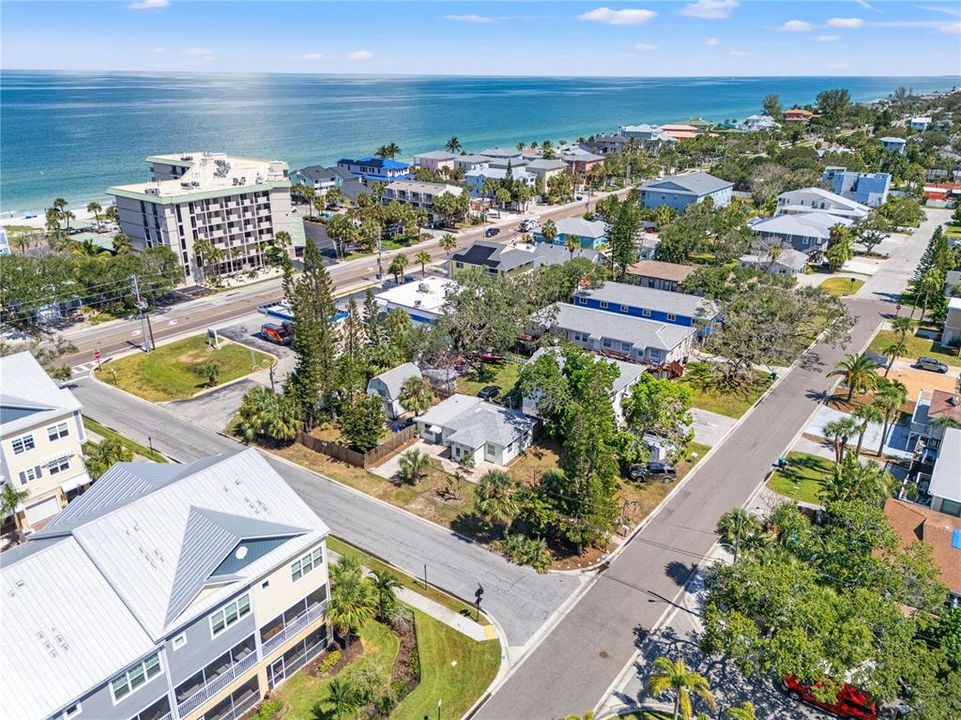 На продажу: $700,000 (0.17 acres)