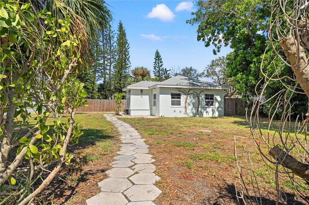 На продажу: $700,000 (0.17 acres)