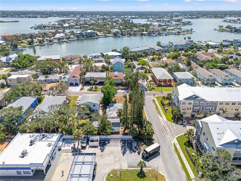 На продажу: $700,000 (0.17 acres)