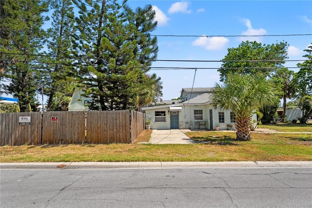 На продажу: $700,000 (0.17 acres)