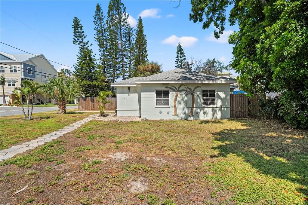 На продажу: $700,000 (0.17 acres)