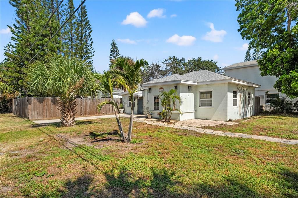 На продажу: $700,000 (0.17 acres)