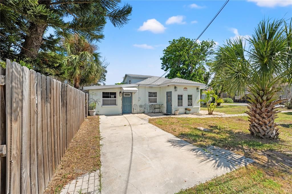 На продажу: $700,000 (0.17 acres)