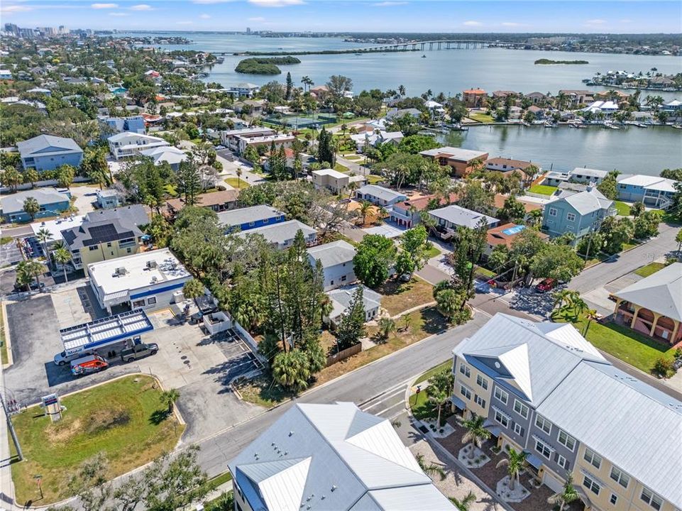 На продажу: $700,000 (0.17 acres)