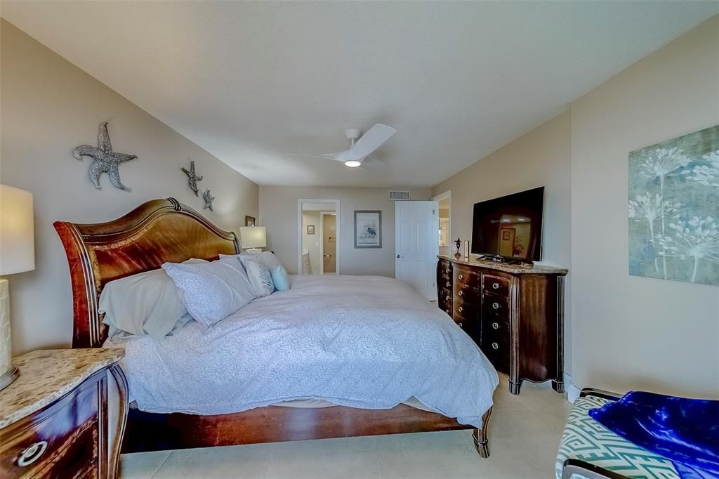 For Rent: $4,500 (2 beds, 2 baths, 1050 Square Feet)