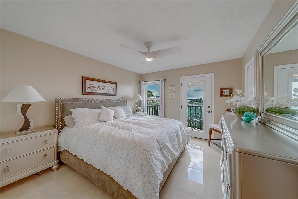 For Rent: $4,500 (2 beds, 2 baths, 1050 Square Feet)