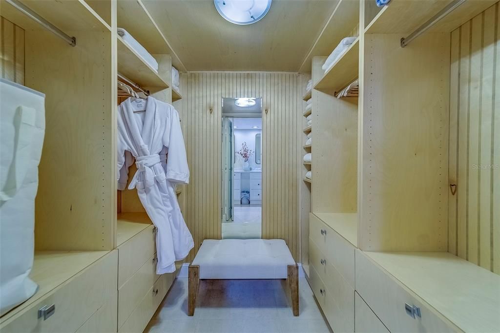 For Rent: $4,500 (2 beds, 2 baths, 1050 Square Feet)