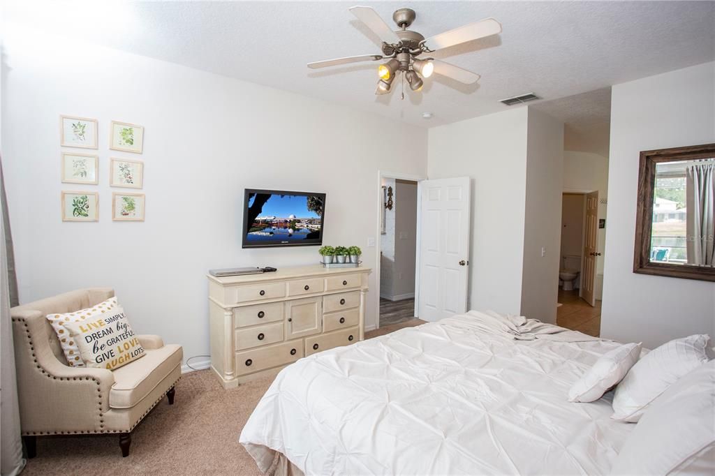 Под контрактом: $587,000 (5 спален, 4 ванн, 2604 Квадратных фут)