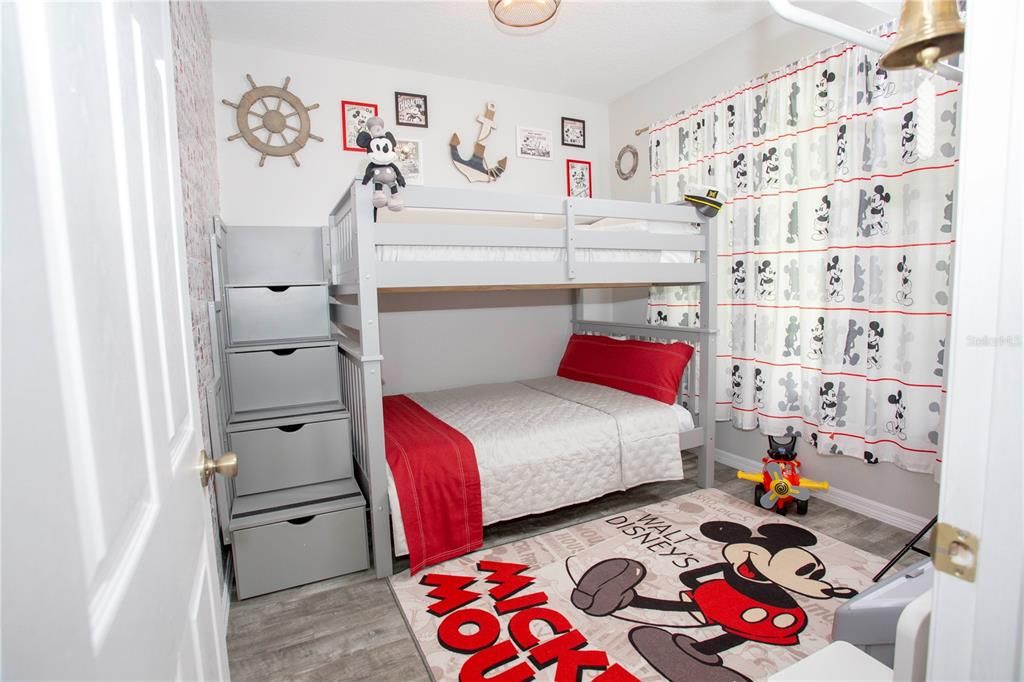 Под контрактом: $587,000 (5 спален, 4 ванн, 2604 Квадратных фут)