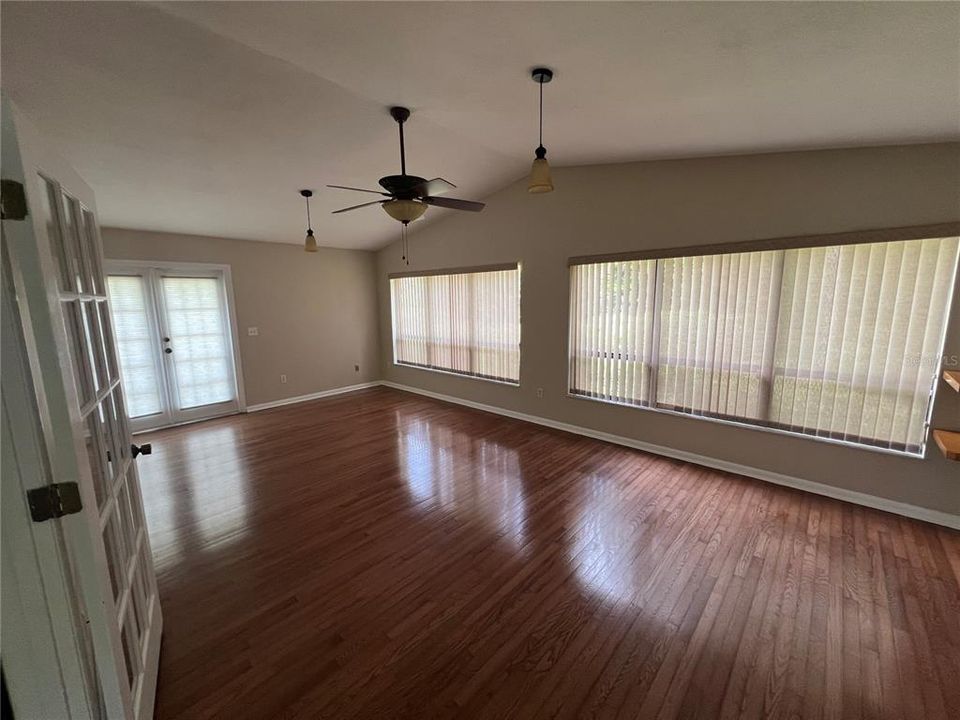 Active With Contract: $2,800 (3 beds, 3 baths, 2318 Square Feet)