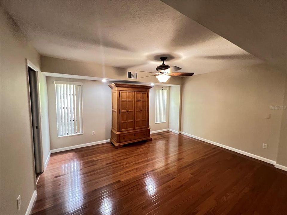 Active With Contract: $2,800 (3 beds, 3 baths, 2318 Square Feet)