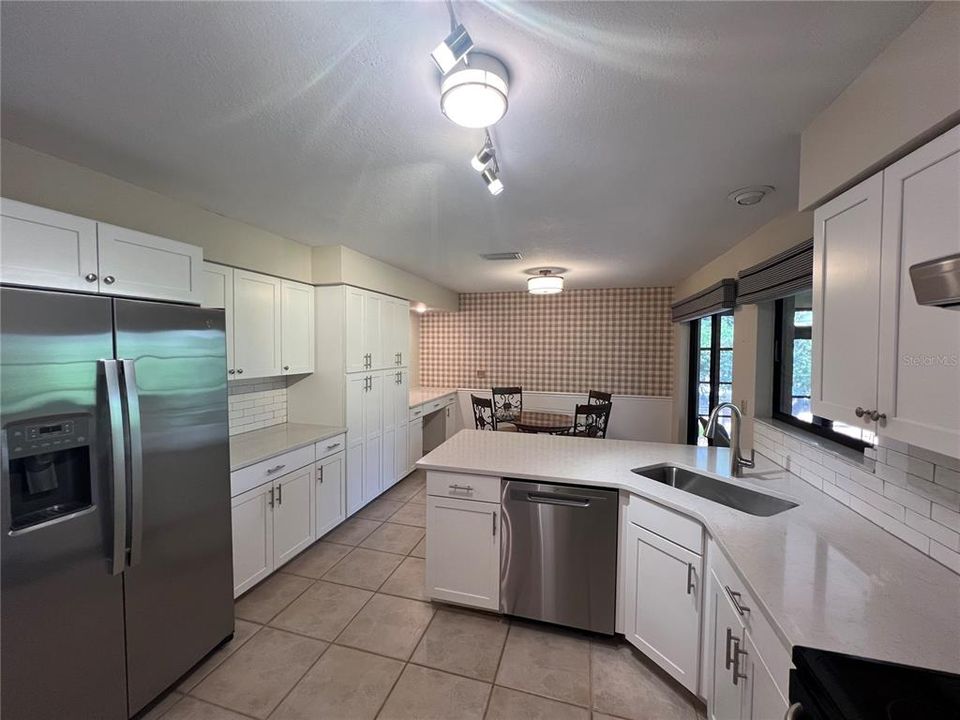 Active With Contract: $2,800 (3 beds, 3 baths, 2318 Square Feet)