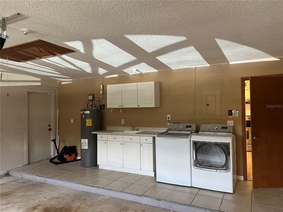 Active With Contract: $2,800 (3 beds, 3 baths, 2318 Square Feet)