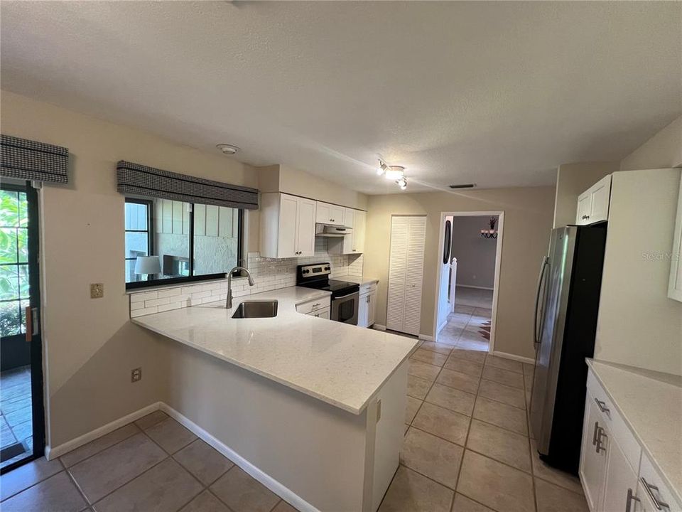 Active With Contract: $2,800 (3 beds, 3 baths, 2318 Square Feet)