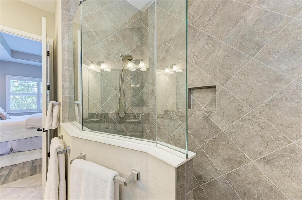 Activo con contrato: $824,900 (3 camas, 3 baños, 1994 Pies cuadrados)