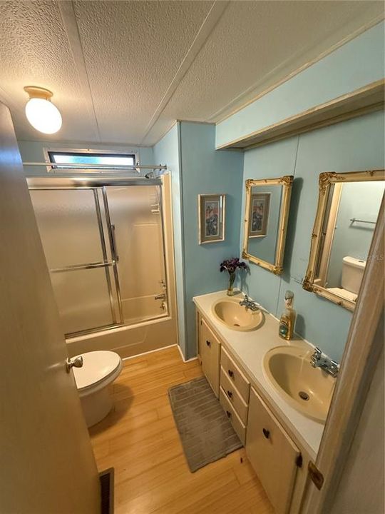 For Sale: $189,000 (2 beds, 2 baths, 989 Square Feet)