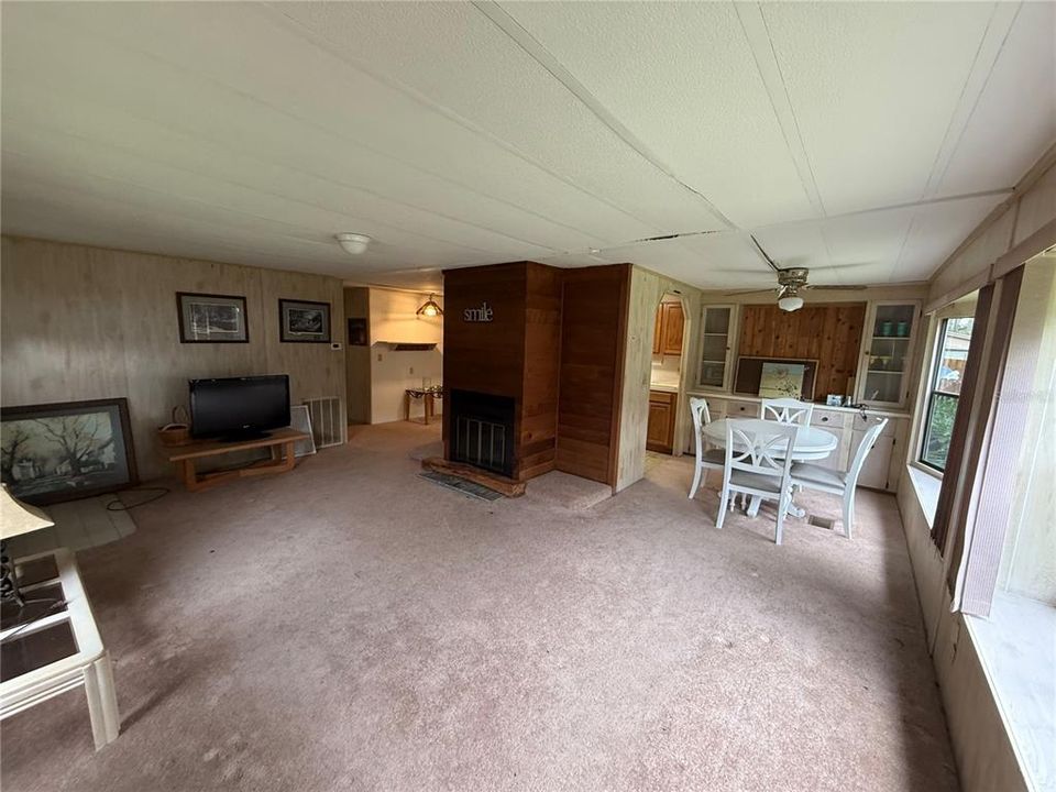 For Sale: $189,000 (2 beds, 2 baths, 989 Square Feet)