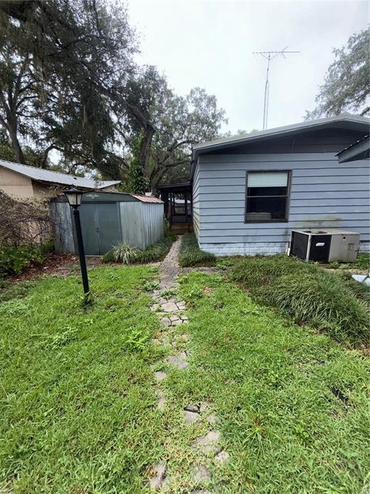 For Sale: $189,000 (2 beds, 2 baths, 989 Square Feet)