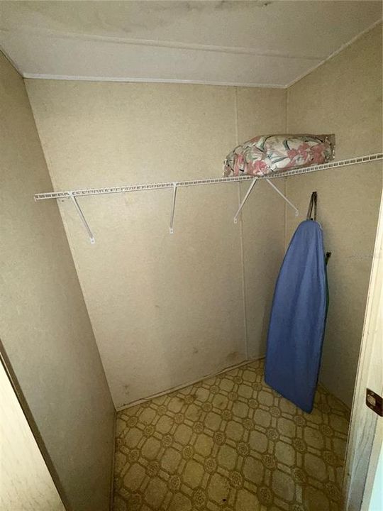 For Sale: $189,000 (2 beds, 2 baths, 989 Square Feet)