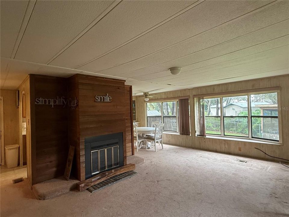 For Sale: $189,000 (2 beds, 2 baths, 989 Square Feet)