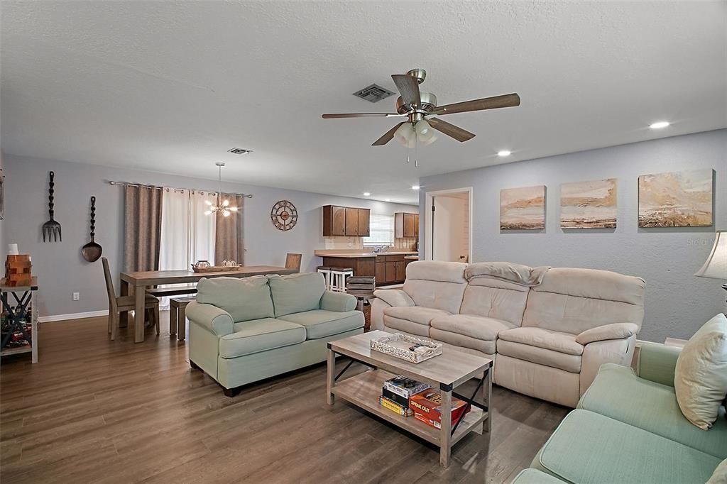 待售: $250,000 (3 贝兹, 2 浴室, 1475 平方英尺)