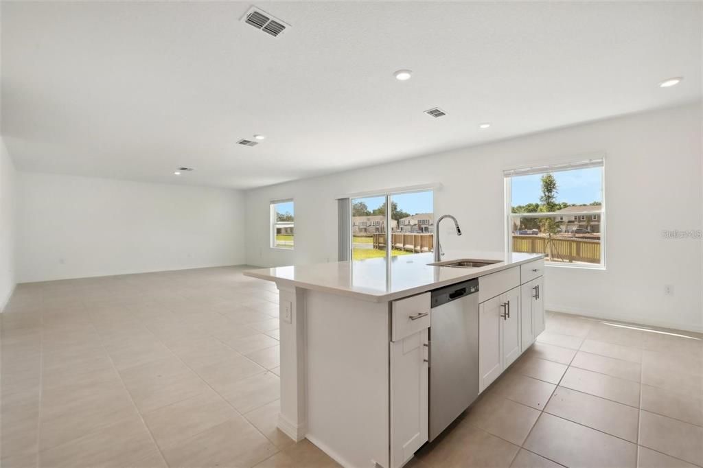 Activo con contrato: $400,000 (5 camas, 3 baños, 2273 Pies cuadrados)