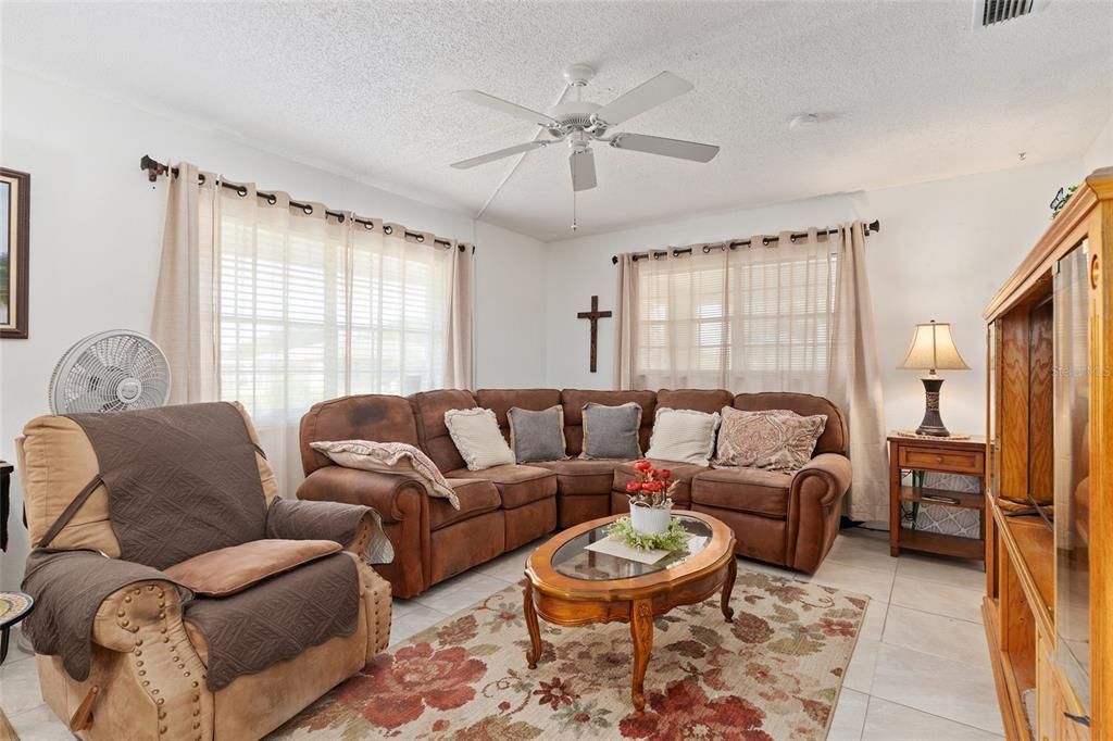 待售: $180,000 (2 贝兹, 2 浴室, 943 平方英尺)