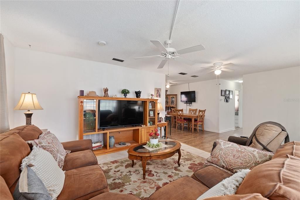 待售: $180,000 (2 贝兹, 2 浴室, 943 平方英尺)