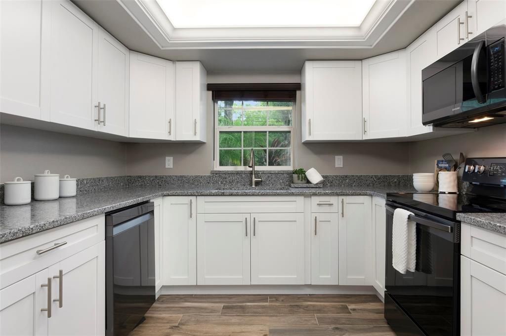 Под контрактом: $900,000 (4 спален, 2 ванн, 2454 Квадратных фут)