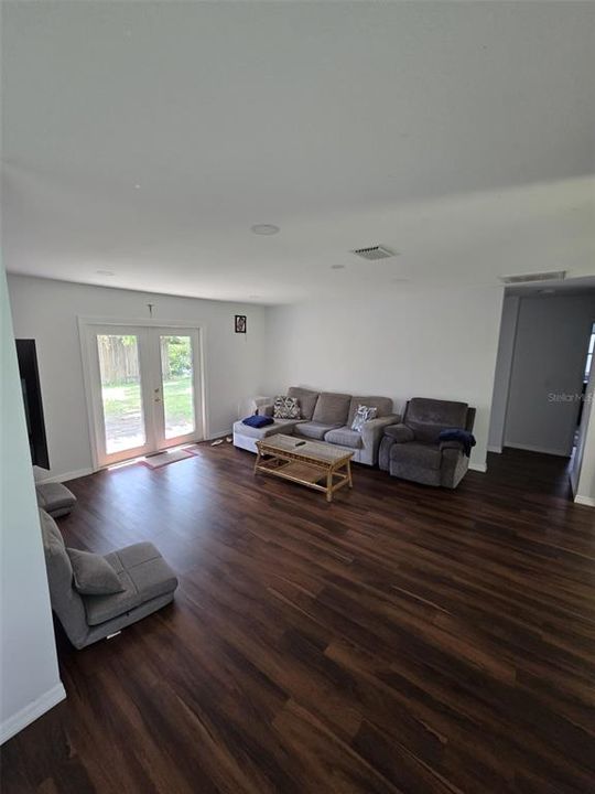 Active With Contract: $2,100 (2 beds, 1 baths, 1057 Square Feet)