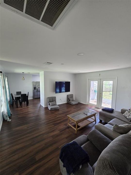 Active With Contract: $2,100 (2 beds, 1 baths, 1057 Square Feet)