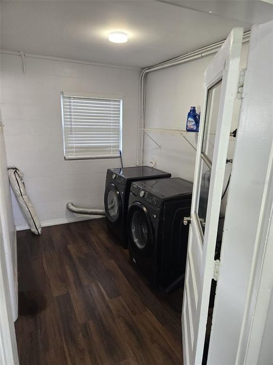 Active With Contract: $2,100 (2 beds, 1 baths, 1057 Square Feet)