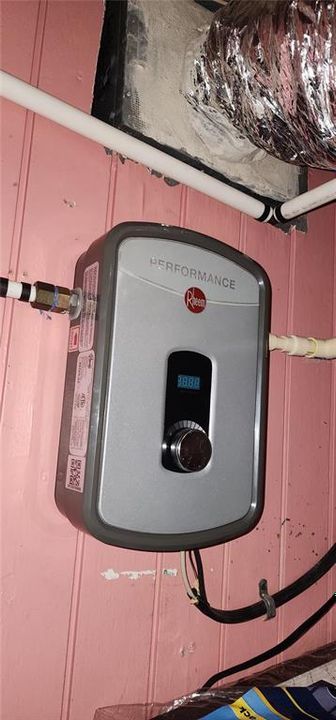 合同活跃: $290,000 (3 贝兹, 1 浴室, 1050 平方英尺)