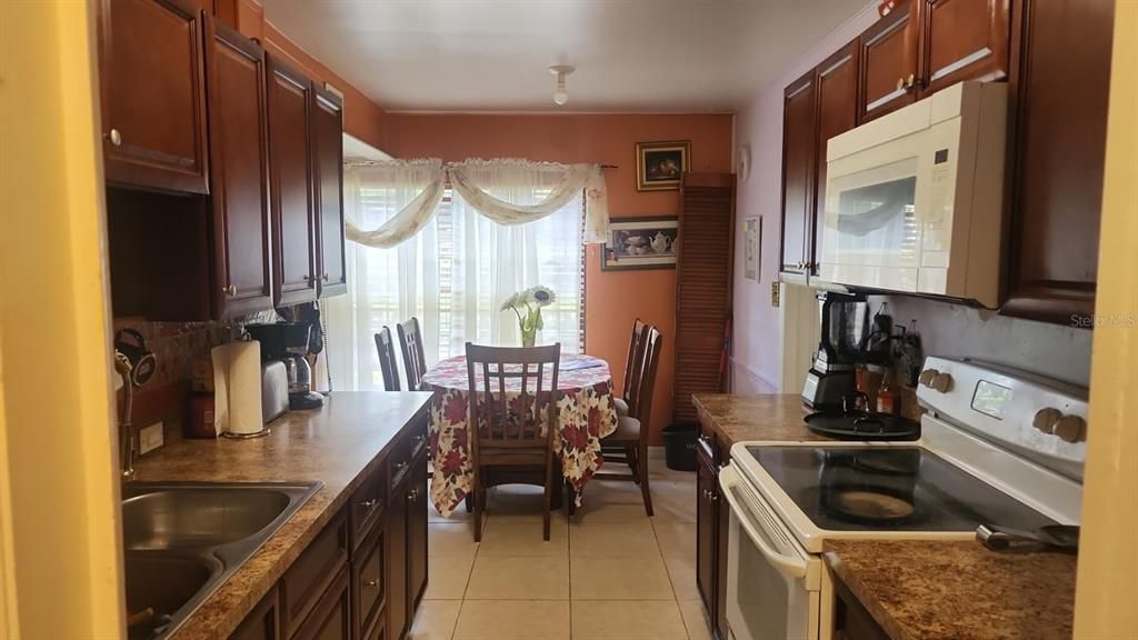 合同活跃: $290,000 (3 贝兹, 1 浴室, 1050 平方英尺)