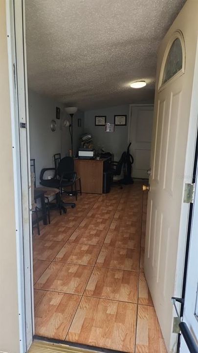 合同活跃: $290,000 (3 贝兹, 1 浴室, 1050 平方英尺)