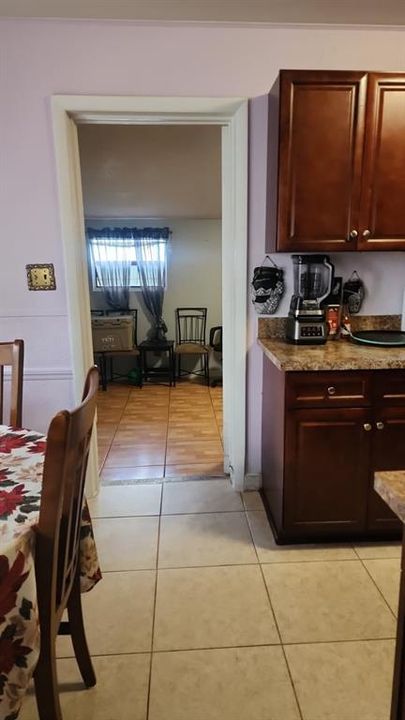 合同活跃: $290,000 (3 贝兹, 1 浴室, 1050 平方英尺)