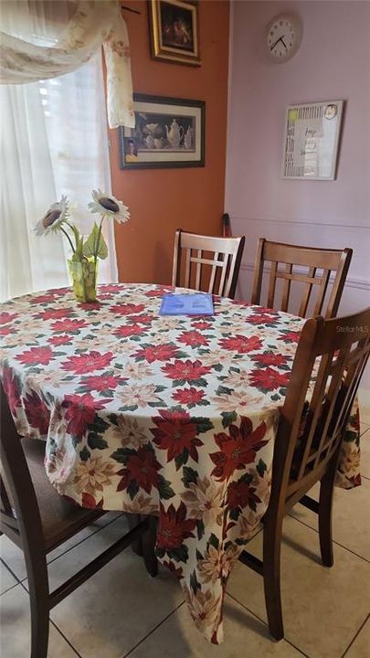 合同活跃: $290,000 (3 贝兹, 1 浴室, 1050 平方英尺)