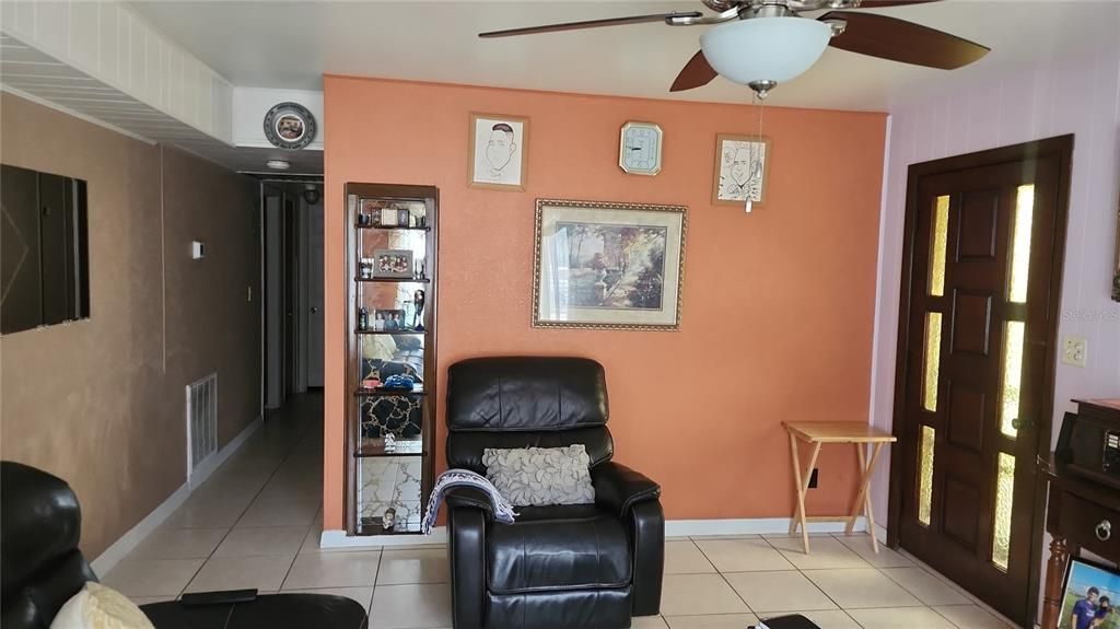 合同活跃: $290,000 (3 贝兹, 1 浴室, 1050 平方英尺)