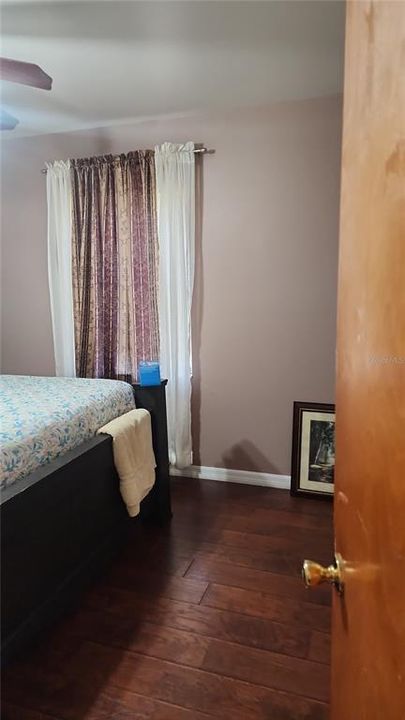 合同活跃: $290,000 (3 贝兹, 1 浴室, 1050 平方英尺)