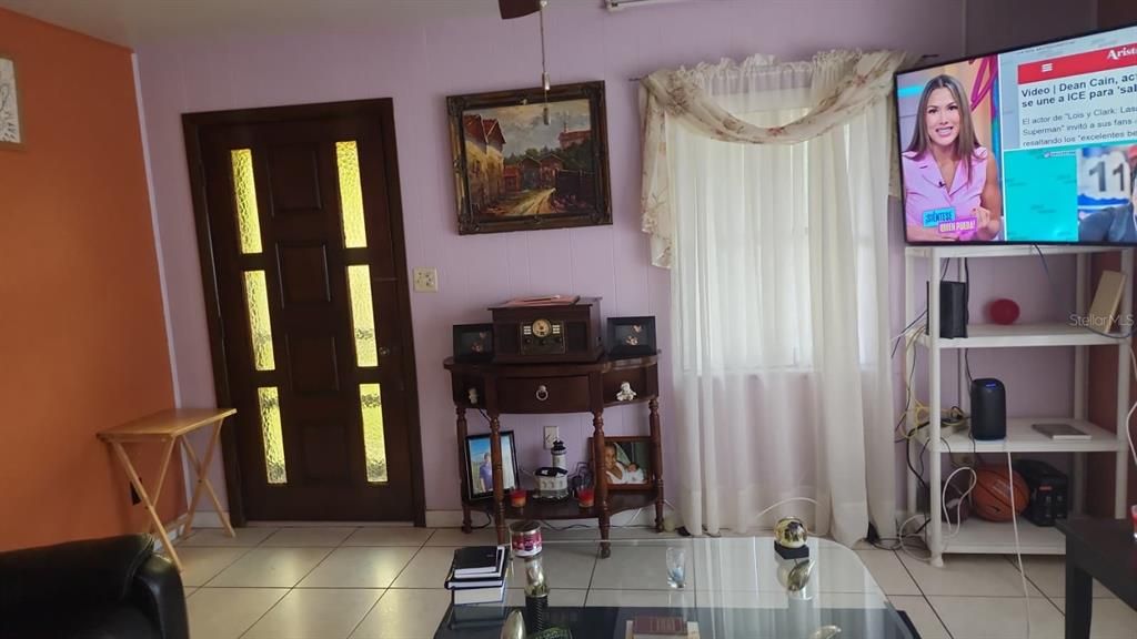 合同活跃: $290,000 (3 贝兹, 1 浴室, 1050 平方英尺)