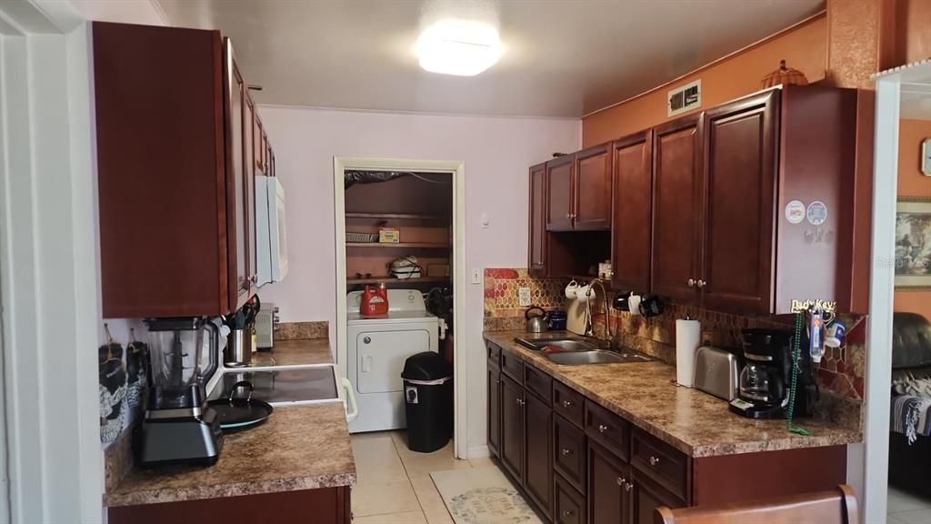 合同活跃: $290,000 (3 贝兹, 1 浴室, 1050 平方英尺)