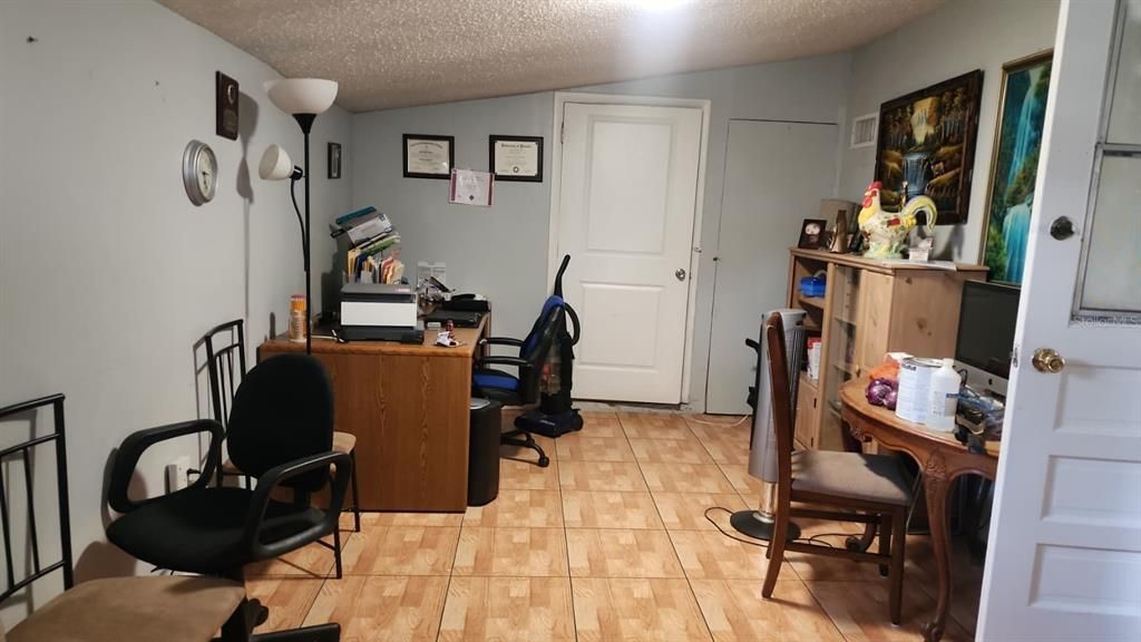 合同活跃: $290,000 (3 贝兹, 1 浴室, 1050 平方英尺)